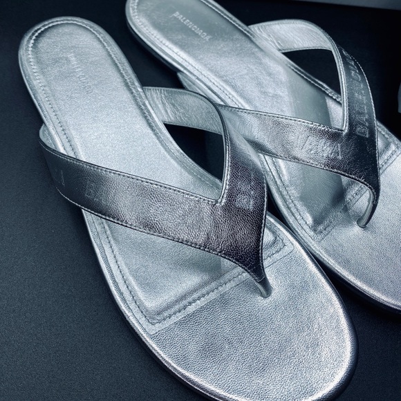 Balenciaga Women’s Round Metallic Leather Flip Flops SIZE 40 SILVER AUTHENTIC - Picture 2 of 8